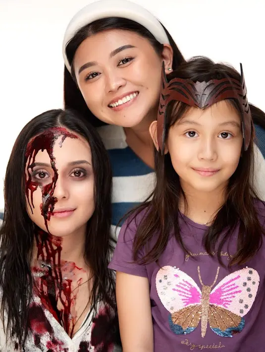 Kali ini, makeup Greta Iren lebih menekankan pada makeup efek. Sementara makeup dasar hanya diperkuat dengan smokey nude eye. (instagram/clarissaputri_)