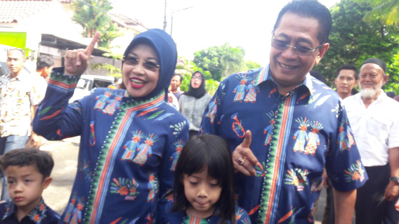 Pakai Lipstik Merah Menyala, Sylviana Murni dan Suami Mencoblos