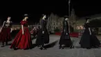 Model mengenakan kreasi sebagai bagian dari koleksi busana Dior Cruise 2023 yang disajikan di Seville, Spanyol, Kamis (16/6/2011). (AP Photo/Miguel Morenatti)