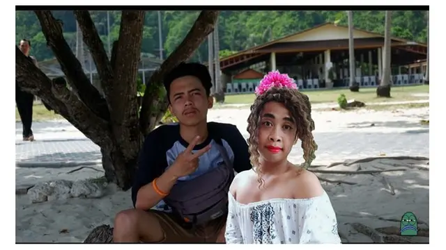 Pria Ini Minta Fotonya Diedit agar Punya Pasangan, 7 Hasilnya Bikin Elus Dada