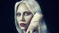 Lady Gaga muncul di bagian ke-2 Wednesday Season 2. (dok. Sophy Holland/Netflix)