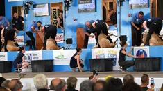 Sejumlah peserta berusaha memotong bulu domba dalam kategori mesin dalam acara World Sheep Shearing and Woolhandling Championships di Le Dorat, Prancis (5/7/2019). Kompetisi ini berlangsung untuk pertama kalinya di Prancis dan berlangsung dari 4-7 Juli 2019. (AFP Photo/Mehdi Fedouach)