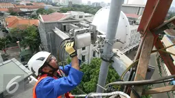 Pemeriksaan dilakukan untuk mengantisipasi lonjakan trafik jelang Natal dan Tahun Baru, Jakarta, Jumat (16/12). Diharapkan momen penting tersebut bisa tetap terjalin dengan komunikasi via layanan suara, SMS ataupun data.(Liputan6.com/Angga Yuniar)