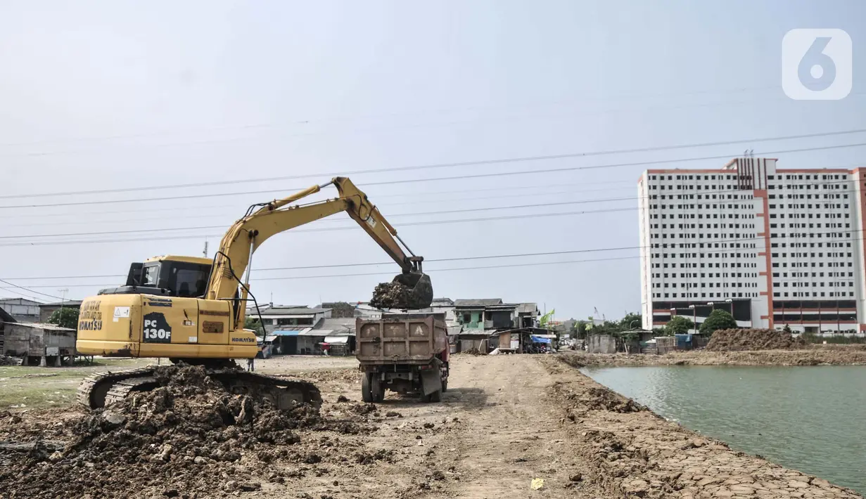 Petugas SDSDA menggunakan ekskavator mengerjakan pembangunan Waduk Belibis, Semper Barat, Cilincing, Jakarta Utara, Rabu (13/10/2021). Waduk seluas 3,8 hektare ini memiliki kedalaman 5-6 meter. (merdeka.com/Iqbal S. Nugroho)