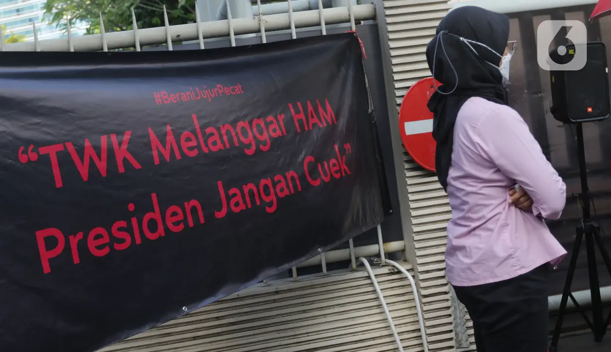 Pegawai KPK nonaktif bersama pegiat anti korupsi melakukan aksi di depan Gedung ACLC KPK, Kuningan, Jakarta, Rabu (15/9/2021). Pegawai KPK nonaktif dan pegiat anti korupsi mendirikan kantor darurat pemberantasan korupsi sebagai bentuk kekecewaan terhadap kinerja KPK (Liputan6.com/Helmi Fithriansyah)