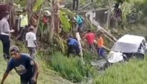Kondisi mobil ringsek dan terpental ke sawah usai dihantam Kereta Api Argo Bro mo saat melintas di Grobogan. (Liputan6.com/Arief Pramono)