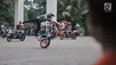 Para freestyler motor menunjukkan keahliannya saat meramaikan waktu menjelang berbuka puasa atau ngabuburit di Banjir Kanal Timur (BKT), Jakarta, Minggu (12/5/2019). Acara ini digelar oleh komunitas freestyle motor gabungan Jakarta-Bekasi. (merdeka.com/Iqbal Nugroho)