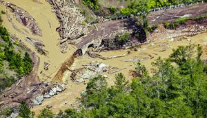 Pemerintah Kabupaten Bener Meriah telah mengumumkan status darurat bencana untuk memobilisasi bantuan dan upaya pemulihan. Tampak dalam foto, sebuah jembatan yang rusak akibat banjir bandang terlihat di Kabupaten Bener Meriah, Provinsi Aceh, pada Kamis 4 Desember 2025. (CHAIDEER MAHYUDDIN/AFP)