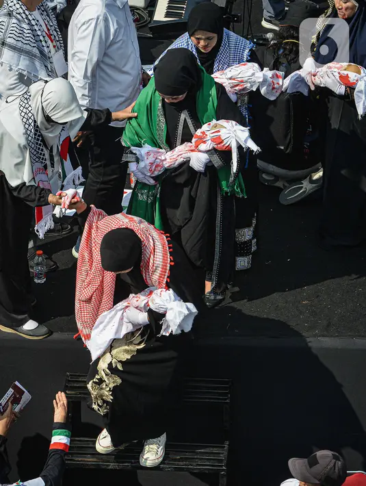 Mulai dari berbagai ukuran bendera Palestina yang dikibarkan hingga poster kecaman Israel menggunakan Genosida. (Liputan6.com/Faizal Fanani)