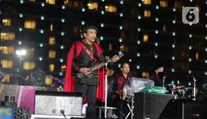Penampilan Rhoma Irama saat konser Happy New Year 2020 di Bundaran HI, Jakarta, Selasa (31/12/2019). Raja Dangdut Rhoma Irama dan Soneta Group menjadi band utama yang mengiringi musik legendarisnya di konser tersebut. (Liputan6.com/Herman Zakharia)