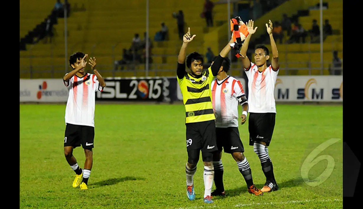 Penjaga gawang Persija, Adixi (depan) saat merayakan kemenangan timnya saat laga di SCM Cup 2015, Stadion H Agus Salim, Padang, Rabu (19/1/2015). Persija Menang 4-0 dari Semen padang. (Liputan6.com/Johan Tallo)