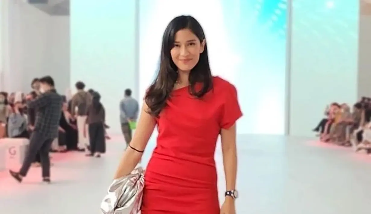 Keempatnya tampil terkoordinasi dengan gaun warna merah saat menghadiri fashion show Pond's Age Miracle di Jakarta Fashion Week 2023 [IG @therealdisastr]