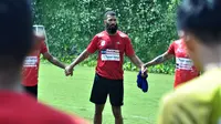 Sylvano Comvalius siap bangkit dengan Persipura. (Bola.com/Iwan Setiawan)