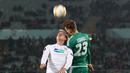 Pemain Rapid Vienna, Stefan Stangl, duel di udara dengan gelandang serang Viktoria Plzen dalam laga lanjutan Grup E Liga Europa di Stadion Ernst Happel, Wina, Austria, Jumat (23/10/2015) dini hari WIB. (Bola.com/Reza Khomaini)