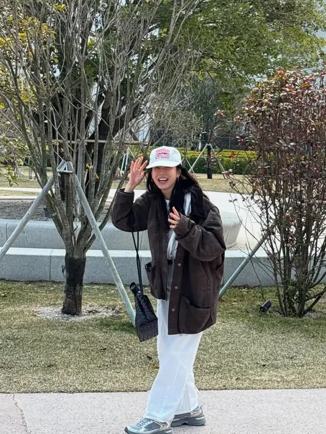 Son Ye Jin Unggah Foto Gandeng Hyun Bin. [@yejinhand]