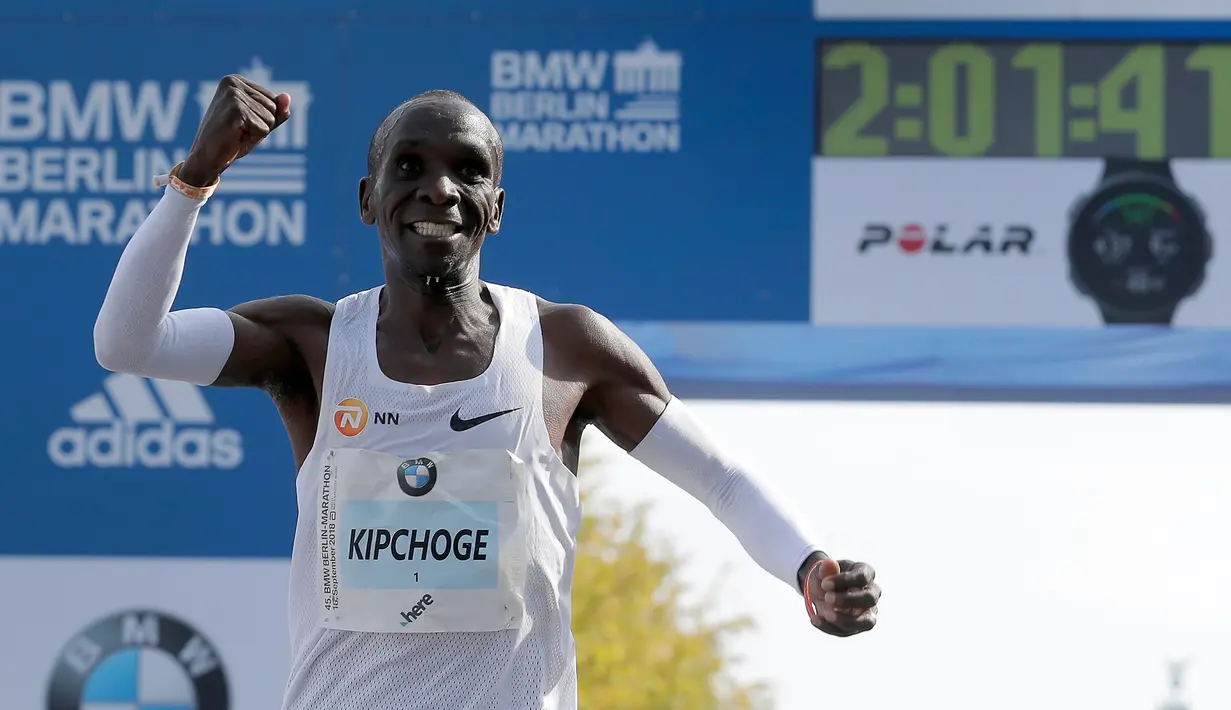 Selebrasi pelari Kenya, Eliud Kipchoge saat memenangkan Berlin Marathon ke-45 di Berlin, Jerman, Minggu (16/9). Kipchoge menjadi salah satu pelari marathon terhebat sepanjang masa. (AP Photo/Markus Schreiber)