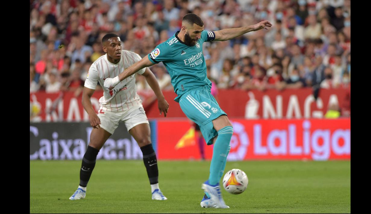 Benzema mencetak gol ketiga sekaligus membalikan keadaan untuk kemenangan Madrid di pertandingan kali ini. Aksinya selama 90 menit juga patut diacungi jempol. (AFP/Cristina Quicler)