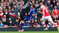 Kiper Arsenal,  David Ospina (kiri) bertabrakan dengan gelandang Chelsea Oscar saat Laga Liga Premier Inggris di Emirates Stadium, Minggu (26/4/2015). Arsenal bermain imbang 0-0 atas Chelsea. (Reuters/Eddie Keogh)