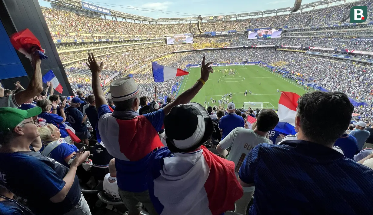 Suporter Timnas Prancis bersorak sambil mengibarkan bendera usai Les Bleus mengalahkan Swedia 3-0 pada babak 32 besar Piala Dunia 2026 di MetLife Stadium, New York, New Jersey, Selasa (30/6/2026) waktu setempat atau Rabu (1/7/2026) dini hari WIB. Kemenangan ini memastikan Prancis melaju ke babak 16 besar. (KLY Sports/Hery Kurniawan)