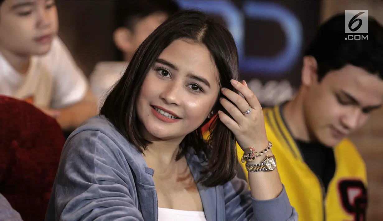 Prilly Latuconsina saat hadir dalam konferensi pers peluncuran trailer Danur 2: Maddah di Jakarta, Selasa (6/2). Rumah produksi MD Pictures resmi merilis trailer Danur 2: Maddah. (Liputan6.com/geekimages)