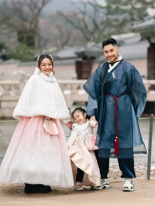 Krisjiana menggunakan hanbok berwarna biru. Poret ketiga pun terasa hangat meski sedang berlibur di musim salju. [@sitibadriahh]