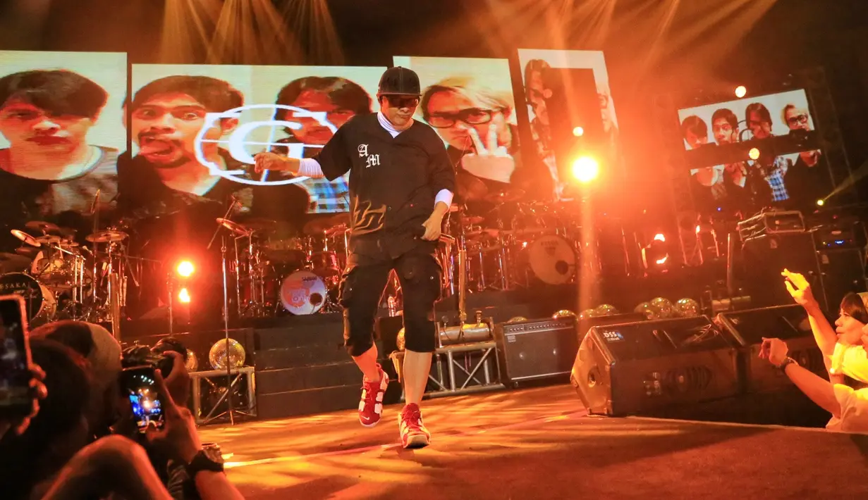 "Ini show keren banget. Angkatan '70, '80, '90, sampai 2000an ada di sini. Artinya kalian orang tua," canda Arman Maulana menyapa penonton. (Adrian Putra/Bintang.com)