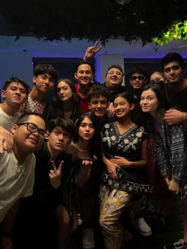 7 Potret Perayaan Sweet Seventeen Rey Bong, Meriah Dihadiri Teman Artis