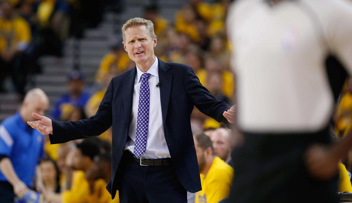 Pelatih Warriors, Steve Kerr memprotes keputusan wasit saat timnya melawan Portland Trail Blazers ipada game ke-5 semifinal NBA Playoffs wilayah barat di Oracle Arena, Oakland, California, (12/5/2016) WIB. (Ezra Shaw/Getty Images/AFP)