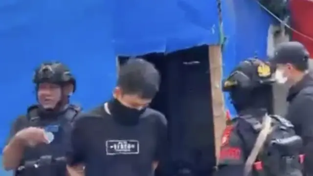Pasukan gabungan menggelar operasi di kawasan dikenal sebagai salah satu kampung rawan narkoba.