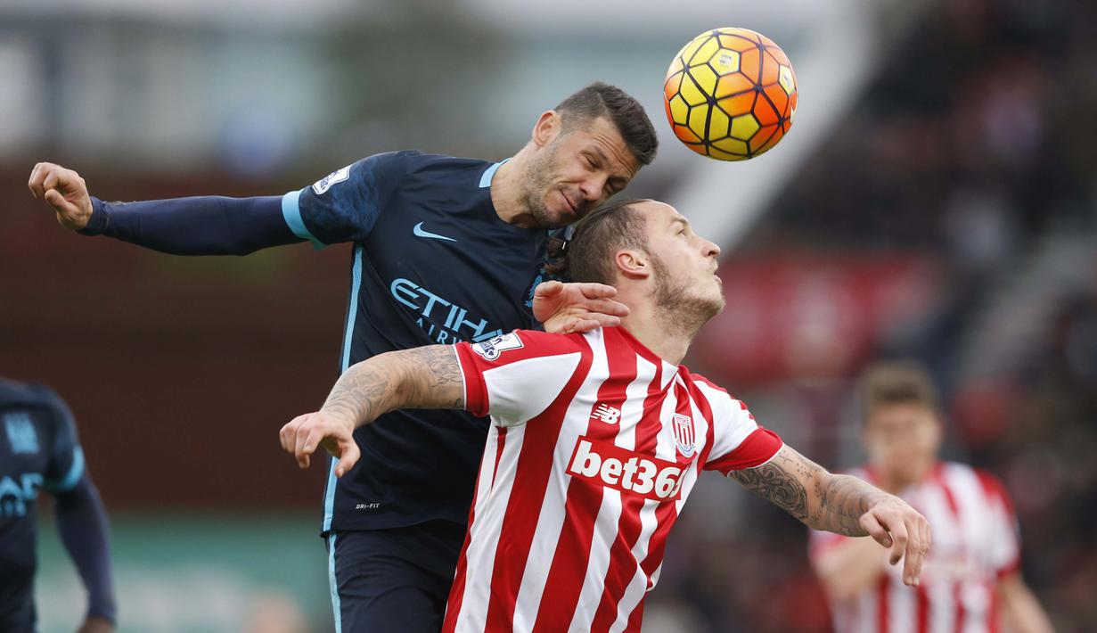 Pemain Stoke City, Marko Arnautovic berduel dengan pemain Manchester City, Martin  Demichelis di Stadion Britania, Sabtu (5/12/2015).  (Reuters/Carl Recine)