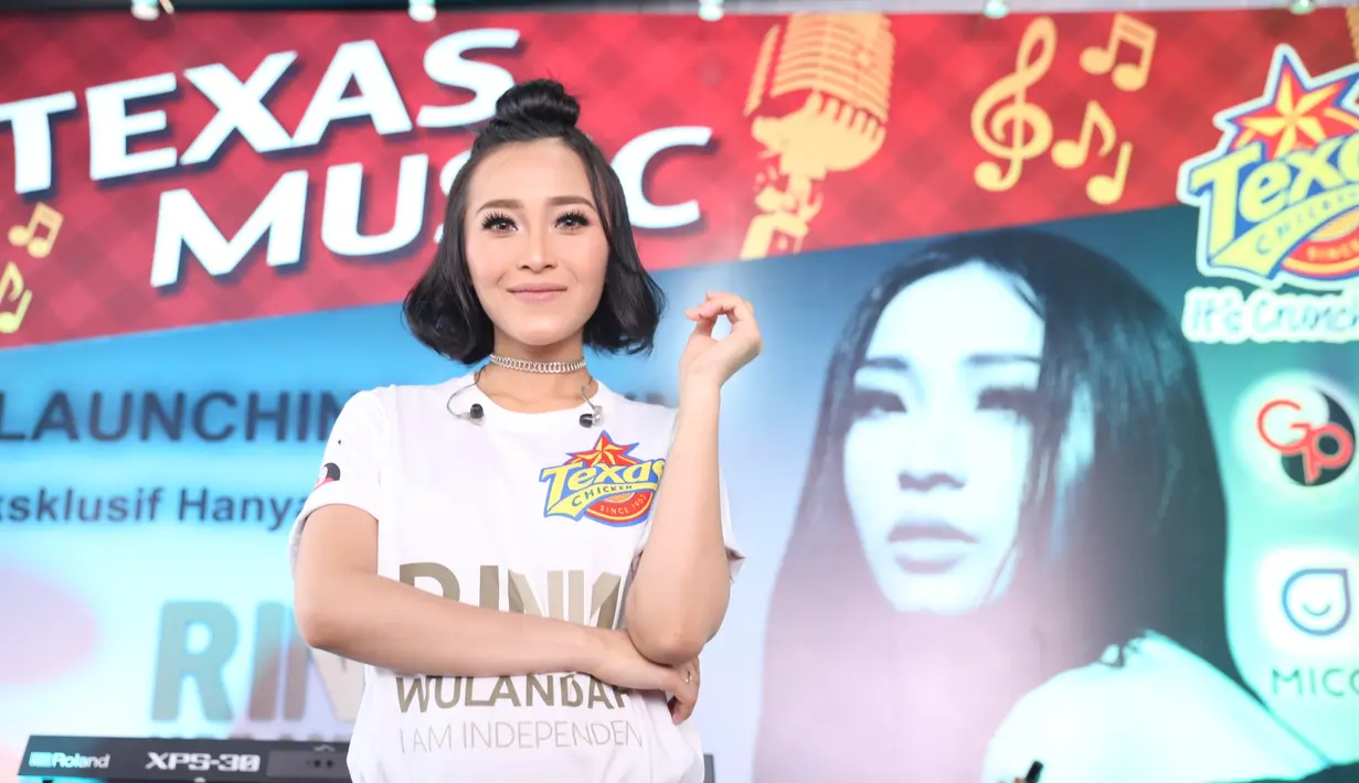 Demi menjaga kehamilan anak pertamanya, pemilik album Aku Tetap Milikmu itu juga mengurangi kegiatannya. Beberapa kali, ia menolak tawaran demi menjaga kehamilannya. (Nurwahyunan/Bintang.com)