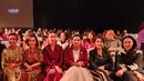 Menpar Widi Wardhana tampil cantik elegan di antara tamu undangannya mengenakan dress merah [@widi.wardhana]