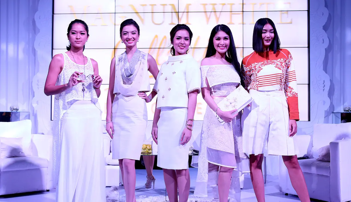 5 desainer terkemuka Indonesia merancang busana bagi 5 brand ambassador Magnum lewat koleksi Magnum White Collection, sebagai rangkaian peluncuran Magnum White Almond. (Wimbarsana Kewas/Bintang.com)