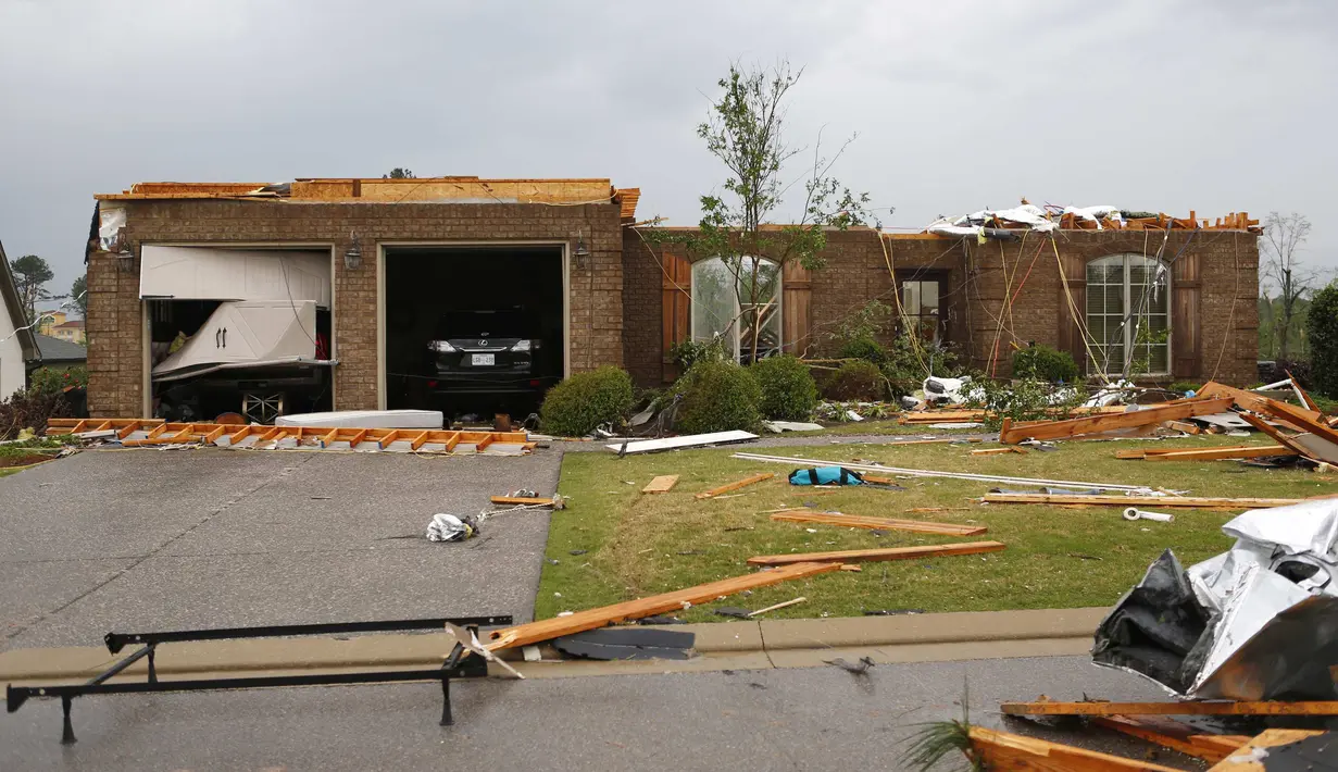 Sebuah rumah tampak rusak parah kehilangan atap akibat tornado yang menyapu beberapa kota di selatan Amerika Serikat, Senin, (28/4/14). (REUTERS/Lauren Wood)