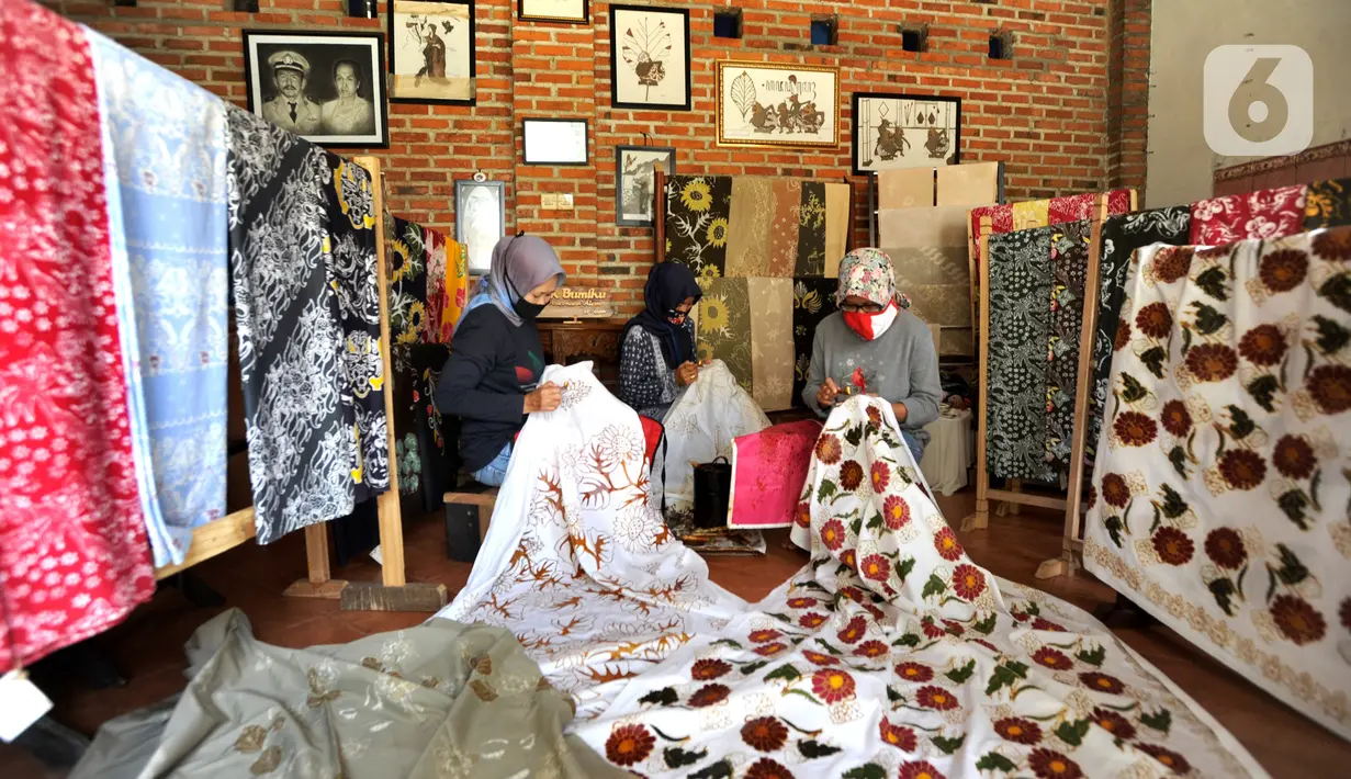 Warga menyelesaikan pembuatan batik tulis di Batik Bumiku di Kampung Batik Cibuluh, Kota Bogor, Senin (21/09/2020). Kaum ibu di kampung batik yang berdiri sejak dua tahun terakhir ini tetap bertahan di masa pandemi COVID-19. (merdeka.com/Arie Basuki)