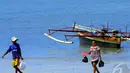 Laut biru yang membentang dengan pasir putih yang bersih membuat Bunaken menjadi incaran para wisatawan (7/9/2014) (Liputan6.com/Faisal R Syam)