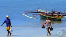 Laut biru yang membentang dengan pasir putih yang bersih membuat Bunaken menjadi incaran para wisatawan (7/9/2014) (Liputan6.com/Faisal R Syam)