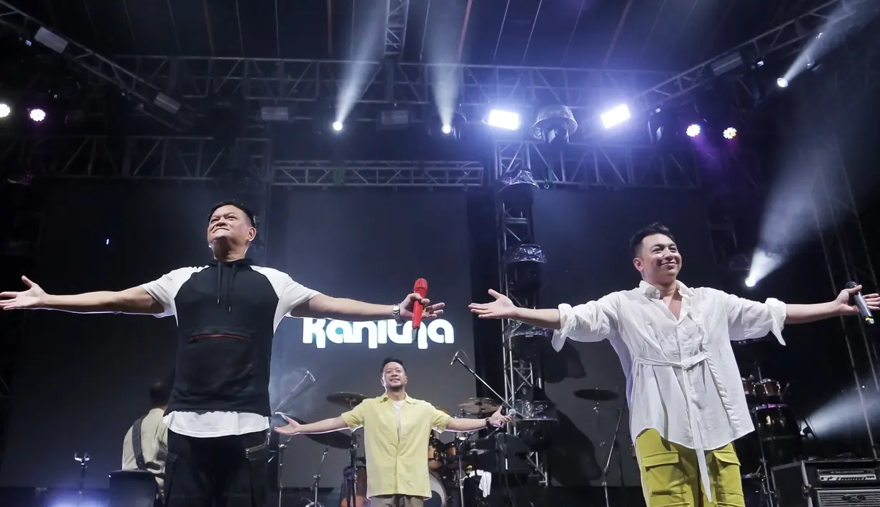 Lepas senam dan berolahraga ringan para pengunjung beristirahat sambil berbuka puasa. Aneka pilihan menu yang tersaji di area F&B ramai diserbu pengunjung untuk mengisi asupan tubuh mereka dengan makanan dan minuman. [Foto: Bambang E Ros/Fimela.com]