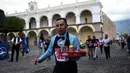 Seorang pramusaji membawa nampan dalam Waiters Race ke-16 di Antigua, barat daya Ibu Kota Guatemala City, Rabu (14/11). Ratusan peserta beradu kecepatan sembari membawa nampan berisi dua minuman ringan, bir dan air. (JOHAN ORDONEZ/AFP)