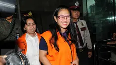 Anggota Komisi V DPR Damayanti Wisnu Putranti (kanan) dan sekretaris pribadi mantan anggota Komisi VII DPR Dewie Yasin Limpo, Rinelda Bandaso (kiri) usai menjalani pemeriksaan di KPK, Jakarta, Jumat (22/1). (Liputan6.com/Helmi Afandi)