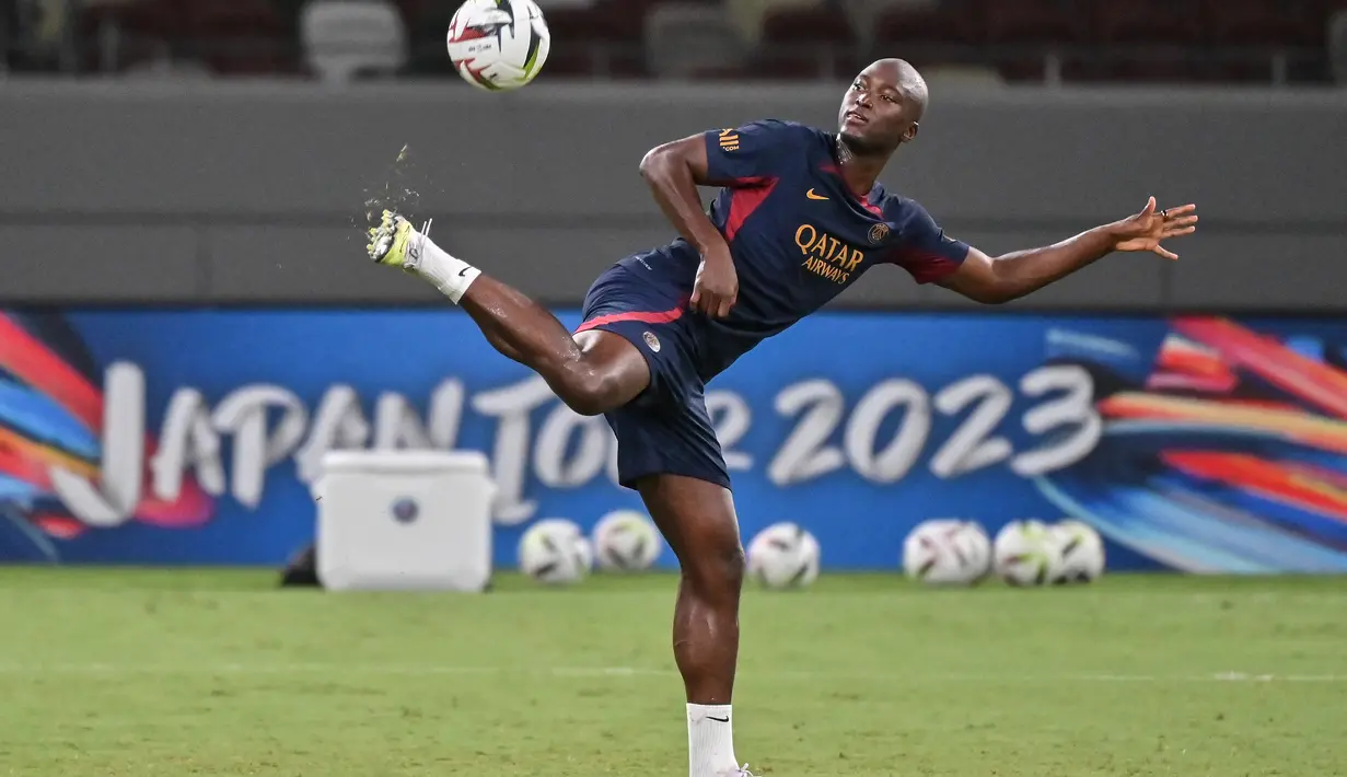 Pertama, melawan Al Nass, PSG bermain imbang 0-0. Terkini, melawan Cerezo Osaka, mereka kalah 2-3. (AFP/Richard A. Brooks)