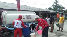 Kekeringan dan Kriris Air Bersih di Depok, Warga Menumpang Mandi di SPBU