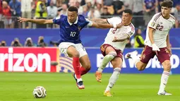 Pemain Spanyol Pau Cubarsi dan Pedro Porro berebut bola dengan pemain Prancis Kylian Mbappe selama pertandingan semifinal Piala Dunia sepak bola antara Prancis dan Spanyol di Arlington, Texas, dekat Dallas, Selasa, 14 Juli 2026. (AP Photo/Ashley Landis)