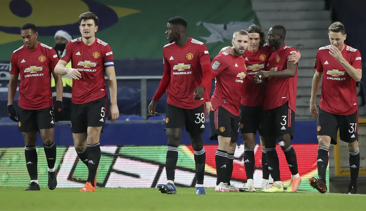 Para pemain Manchester United merayakan gol yang dibuat striker Edinson Cavani ke gawang Everton dalam laga perempatfinal Piala Liga Inggris Carabao Cup di Goodison park, Rabu (23/12/2020). Manchester United menang 2-0 atas Everton. (AP/Nick Potts/Pool)