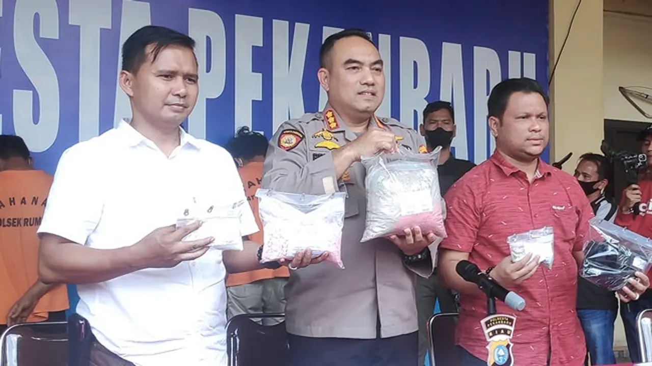 Konferensi pers pengungkapan narkoba jaringan Lapas di Polresta Pekanbaru.