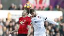 Duel pemain Manchester United, Michael Carrick  (kiri) dan pemain, Swansea City, Fernando Llorente pada laga Premier League di Liberty Stadium, (6/11/2016). (Action Images via Reuters/John Sibley) 