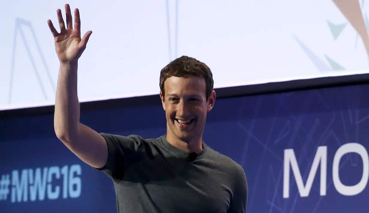 Pendiri sekaligus CEO Facebook, Mark Zuckerberg melambaikan tangan saat menghadiri Mobile World Congress di Barcelona, Spanyol, Senin (22/2). (REUTERS/Albert Gea)