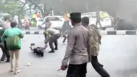 Polisi di Makassar terluka saat membubarkan unjuk rasa (Liputan6.com/Fauzan)