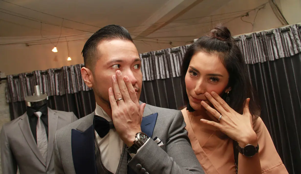 Hari bahagia akan segera dilalui pasangan Tyas Mirasih dan Raiden Soedjono. Menuju hari pernikahannya, banyak hal yang telah dipersiapkan Tyas untuk mendukung kesuksesan acaranya itu. (Nurwahyunan/Bintang.com)