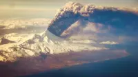 Gunung api pqavlof kepulkan abu hingga ketinggian 20.000 kaki hingga 37.000 kaki. (dailymail)